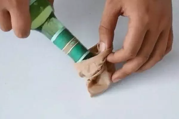 老婆太聰明了,把花椒裝進舊絲襪裡,套在門把手上,當天晚上就有驚喜發生了 !