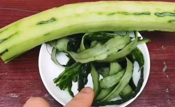 削下的黃瓜皮不要扔,其實它有3個妙用,不知道就可惜了,能省不少錢