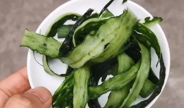 削下的黃瓜皮不要扔,其實它有3個妙用,不知道就可惜了,能省不少錢
