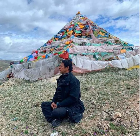 不再是病重樣!56歲李連傑現身寺廟,精神叟爍還長出了不少黑髮
