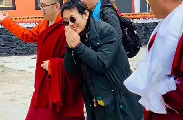不再是病重樣!56歲李連傑現身寺廟,精神叟爍還長出了不少黑髮