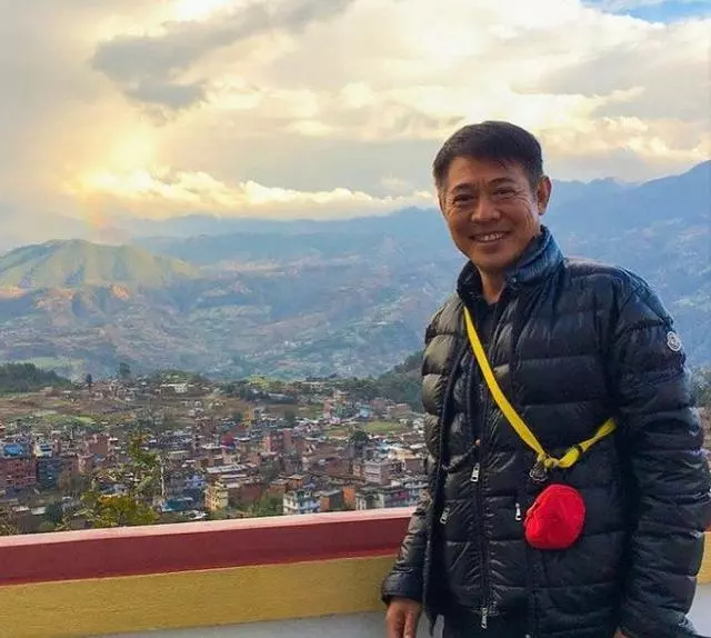 不再是病重樣!56歲李連傑現身寺廟,精神叟爍還長出了不少黑髮