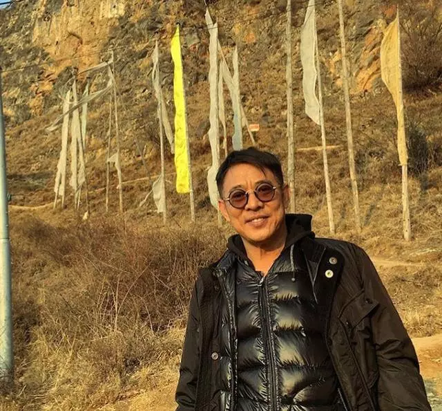 不再是病重樣!56歲李連傑現身寺廟,精神叟爍還長出了不少黑髮