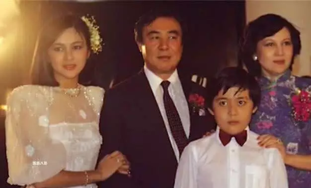 關之琳弟弟當風水師傅幫姐姐擺陣旺財,一邊籌款放生轉頭大口吃肉