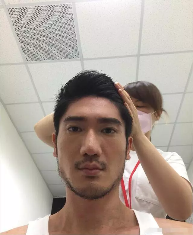高以翔二哥近照曝光,滿身肌肉男人味爆棚,曬與高母合影和藹親切