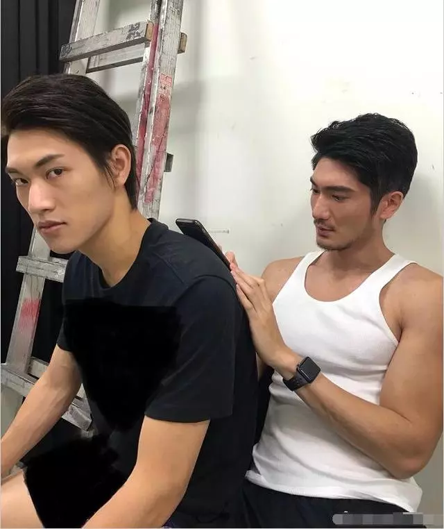高以翔二哥近照曝光,滿身肌肉男人味爆棚,曬與高母合影和藹親切