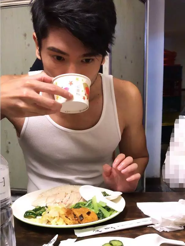 高以翔二哥近照曝光,滿身肌肉男人味爆棚,曬與高母合影和藹親切