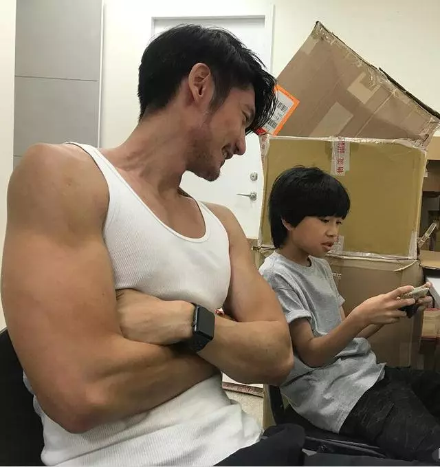 高以翔二哥近照曝光,滿身肌肉男人味爆棚,曬與高母合影和藹親切