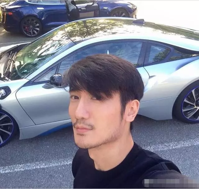 高以翔二哥近照曝光,滿身肌肉男人味爆棚,曬與高母合影和藹親切