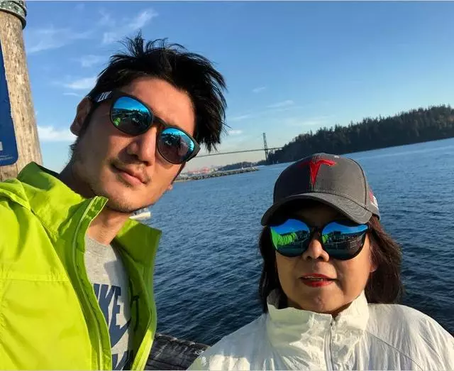 高以翔二哥近照曝光,滿身肌肉男人味爆棚,曬與高母合影和藹親切