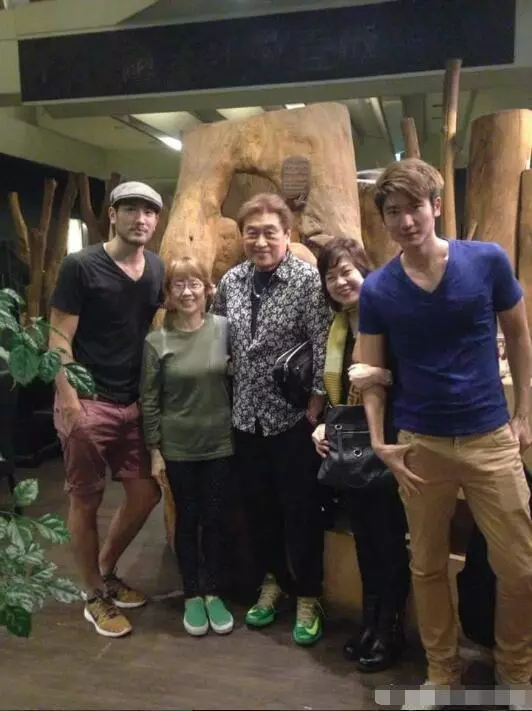 高以翔二哥近照曝光,滿身肌肉男人味爆棚,曬與高母合影和藹親切