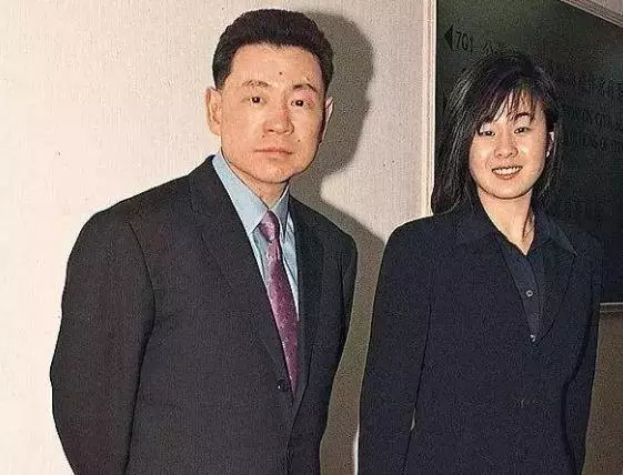 拒絕劉鑾雄三次登報求婚,迫使對方進行道歉,只因劉鑾雄不敢得罪