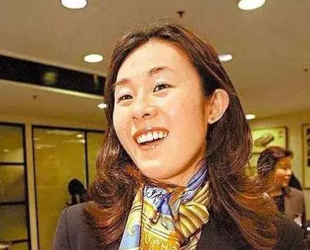 拒絕劉鑾雄三次登報求婚,迫使對方進行道歉,只因劉鑾雄不敢得罪
