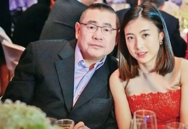拒絕劉鑾雄三次登報求婚,迫使對方進行道歉,只因劉鑾雄不敢得罪