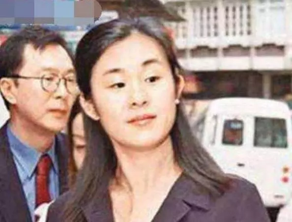 拒絕劉鑾雄三次登報求婚,迫使對方進行道歉,只因劉鑾雄不敢得罪