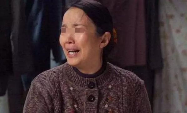 兒子癱瘓,兒媳每天很晚才回來,每天帶回300元,跟蹤她後我傻了