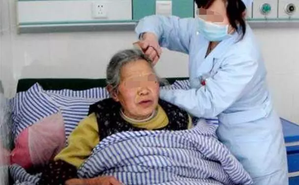 拆遷房婆婆都給小姑子,我攢錢買房,兩年後婆婆哭著上門,我笑了