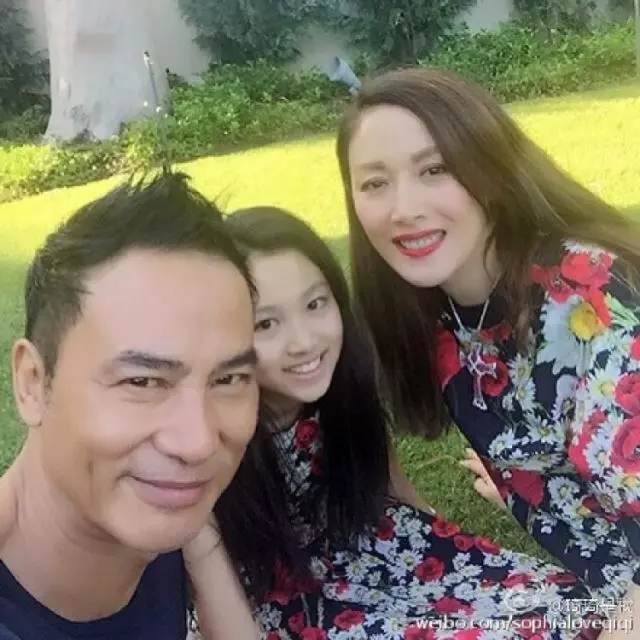 娛樂圈的好丈夫,拚命拍戲累過度吐白沫,買的30套房子全給老婆!他是...?