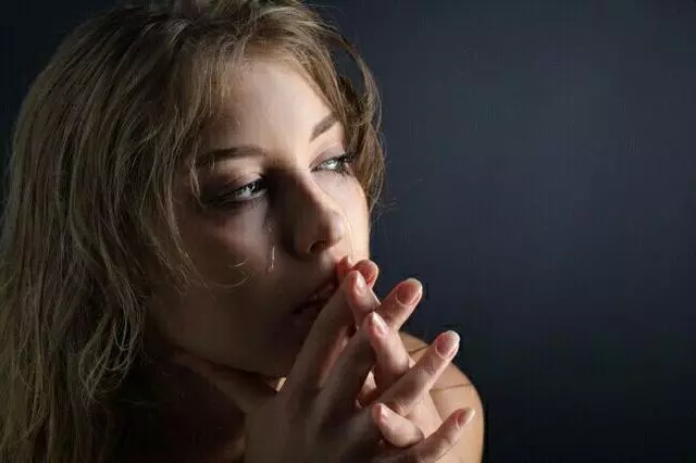 老公去世半個月婆婆就把我掃地出門,半年後回去看兒子,我哭了