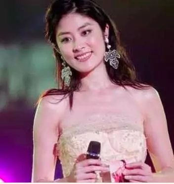 她22歲一炮而紅,嫁給相戀16年的富豪,如今生活的確令人羨慕