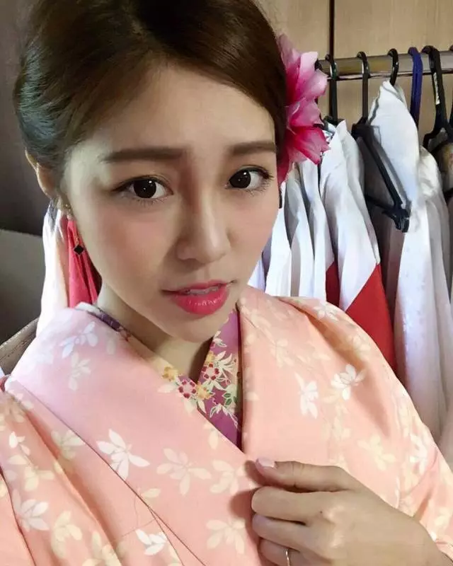 【有片】港航空姐Yanyan Cheung 流出 估唔到佢除左衫後對波 咁L大!