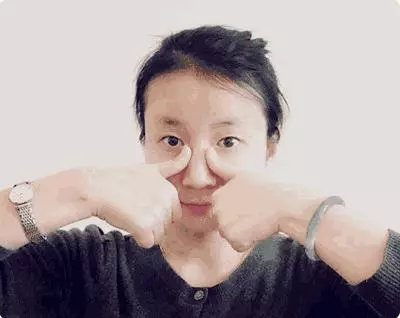 早上起床黃金10分鐘,雙手這樣搓一搓,疏通全身經絡,清肝明目,頭髮變黑、眼睛不花,人更健康