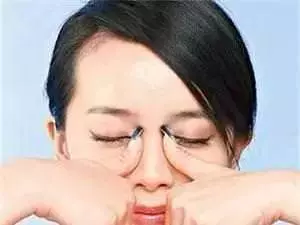 早上起床黃金10分鐘,雙手這樣搓一搓,疏通全身經絡,清肝明目,頭髮變黑、眼睛不花,人更健康
