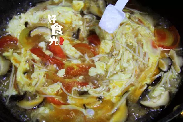 番茄+金針菇,煮一鍋湯,好吃又營養,減脂吃不胖,連喝一周,輕鬆瘦5斤