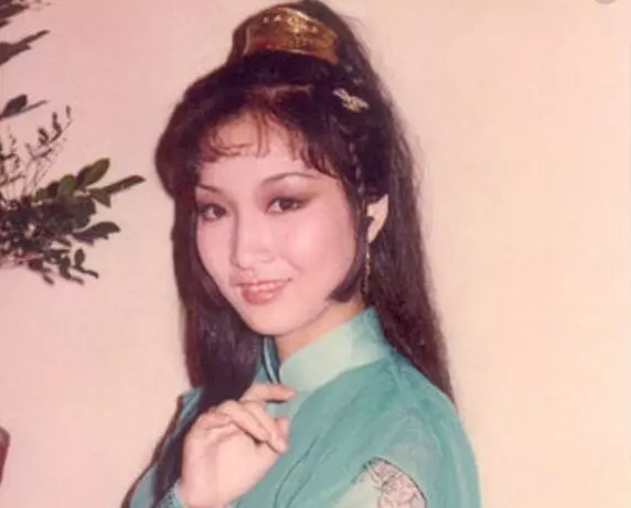 她與趙雅芝齊名,因被逼拍戲致終身不孕,陳百祥卻寵她一輩子