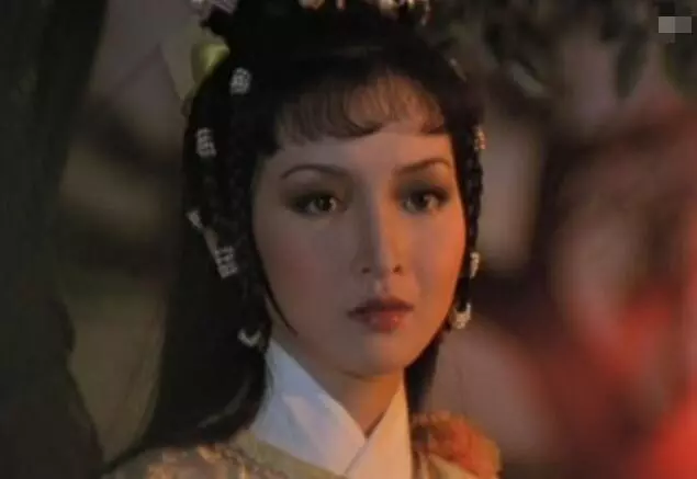 她與趙雅芝齊名,因被逼拍戲致終身不孕,陳百祥卻寵她一輩子