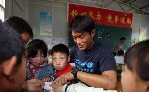 古天樂港宅內景曝光,看不出是明星豪宅!網友讚他「錢都拿去建學校」~~~