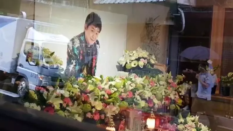 【不是大腸癌擴散!】白冰冰抵達賀一航靈堂和遺孀Judy擁抱痛哭,她淚訴賀一航真正死因...!