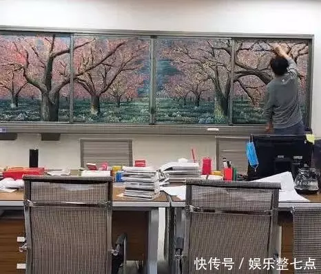 老師粉筆畫出山水畫 學生全跪了