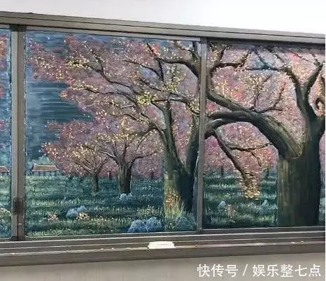 老師粉筆畫出山水畫 學生全跪了