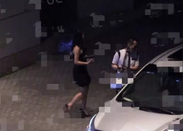48歲胡兵戀情曝光?與神秘女約會,對方頻頻投懷送抱胡兵態度自然!