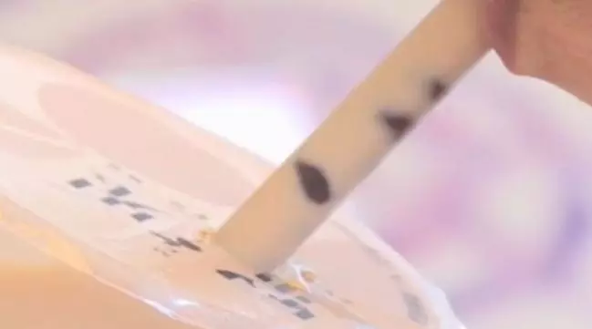 她喝完珍奶便秘5天!醫嚇:腸胃擠百顆圓陰影