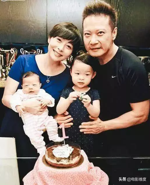 54歲「二郎神」錢嘉樂娶了「琵琶精」湯盈盈,一家四口其樂融融