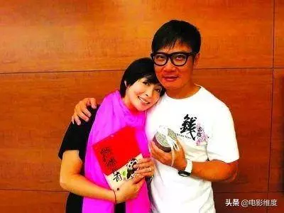 54歲「二郎神」錢嘉樂娶了「琵琶精」湯盈盈,一家四口其樂融融