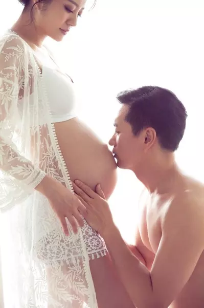 安以軒曬唯美孕婦寫真!「第一次穿那麼少拍照...」