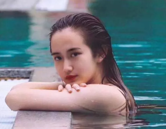 TVB「御用壞人」駱達華長相兇惡,17歲女兒卻因出水芙蓉走紅網絡!