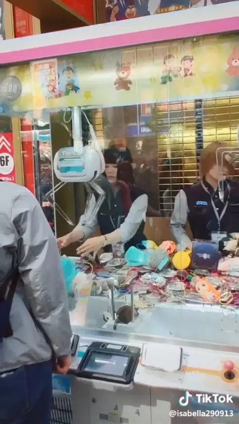 夾娃娃沒中!女店員厭世舉動 網笑:老闆欠薪