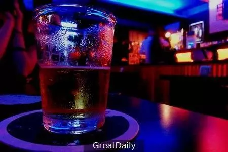 識咗個AIA美女保險經紀,買咗5000蚊保險,個個月都可以同佢去九龍塘「聚一聚」!!