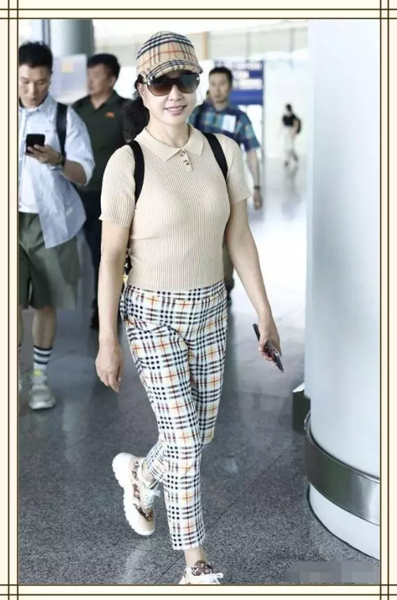 劉曉慶你是個時尚妖怪吧!穿條「睡褲」走機場,腳腕還沒我胳膊粗!