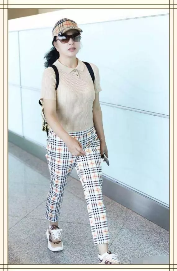 劉曉慶你是個時尚妖怪吧!穿條「睡褲」走機場,腳腕還沒我胳膊粗!