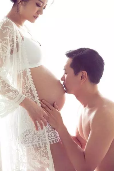 安以軒曬唯美孕婦寫真!「第一次穿那麼少拍照....」
