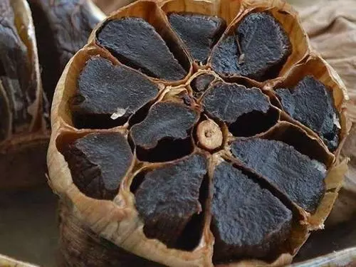 人怕癌,癌卻怕它,其實黑蒜能夠阻斷致癌物質亞硝胺的合成,起到防癌、抗癌的作用