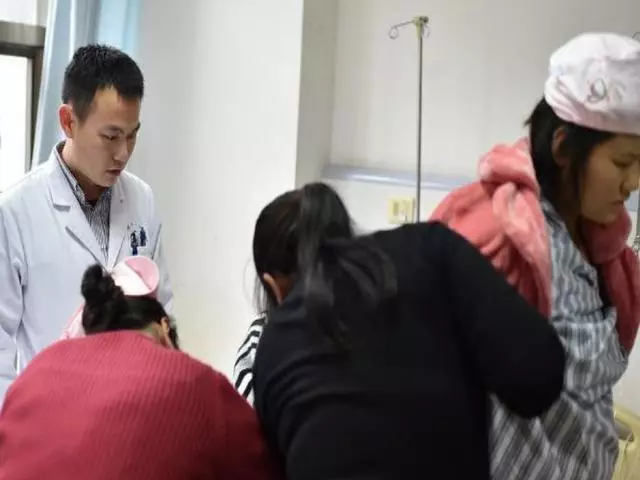剖腹產後第一次下床什麼樣,樣子令人心疼,尤其在這三個時間段