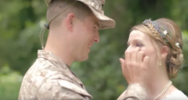 哥哥因為當兵無法出席自己的婚禮,妹妹一臉傷心!想不到婚禮當天「哥哥意外出現」而且還送上超大份的禮物,妹妹當場大哭!網讚: