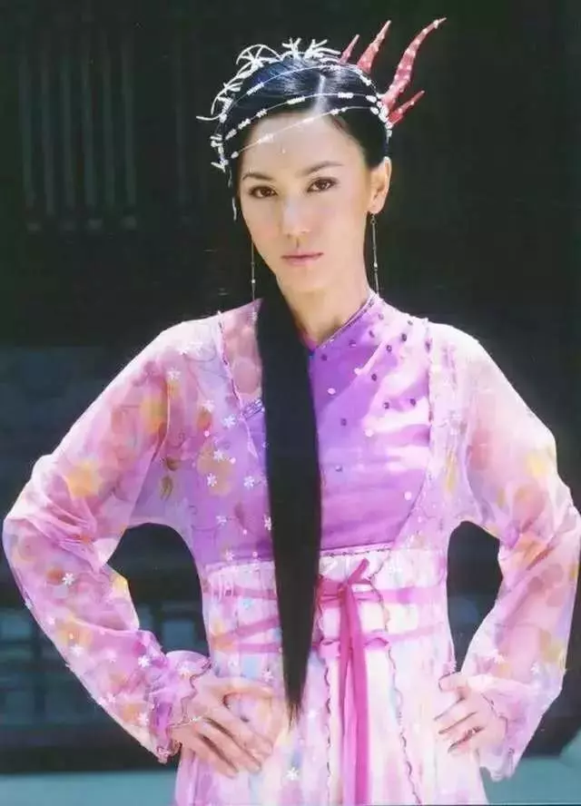 她演倚天屠龍記走紅,嫁白髮老外息影,47歲看起來宛如少女,這才是真正不老女神