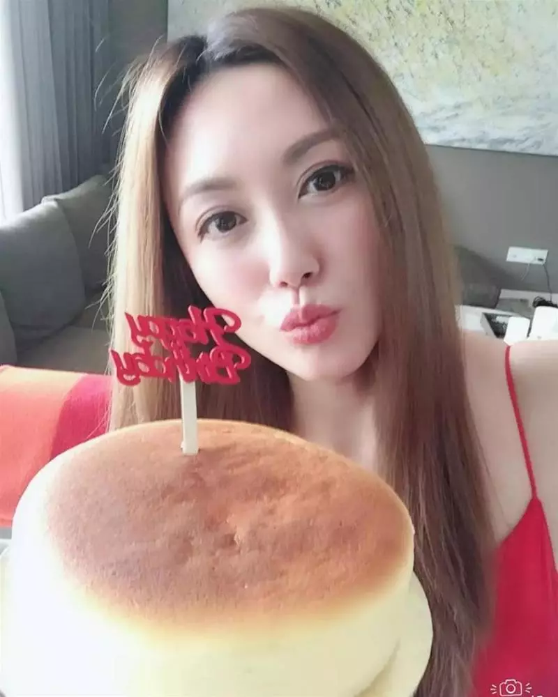 她演倚天屠龍記走紅,嫁白髮老外息影,47歲看起來宛如少女,這才是真正不老女神